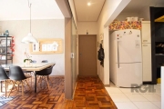 Apartamento à venda no bairro Petrópolis, com 3 dormitórios sendo 1 suíte com closet, 3 vagas de garagem, além de um banheiro social. O amplo living com pé direito alto comporta dois ambientes. A cozi