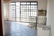 Apartamento com um dormitório, banheiro, sala de estar e jantar com cozinha integrada e área de serviço separada.&lt;BR&gt;Cobertura não averbada com 02 salas, lavabo, área externa com churrasqueira.&