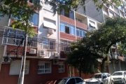 Amplo apartamento, 107 metros privativos. 3 dormitórios. Dois dormitórios com sacadas  de frente para o Hospital de Clínicas,  assim como o vasto living. Mais sala de estar e dependência de empregada.