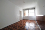 Edifício antigo mas muito bem conservado , apartamento amplo iluminado  com 2 dormitorios , sala bom tamanho , banho social + wc auxiliar ,cozinha + area serviços , deposito . Fácil acesso a bancos , 