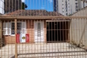 CASA  NO BAIRRO INDEPENDÊNCIA EM PORTO ALEGRE - RS . Excelente oportunidade.  Casa térrea em alvenaria,  sala ampla, piso em madeira, copa e cozinha, 2 banheiros, aberturas em bom estado de conservaçã