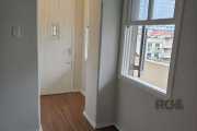 Apartamento com 1 dormitório na Cidade Baixa. Imóvel conta com hall de entrada, sala, quarto, banheiro, cozinha e uma área de serviço separada (hidráulica, elétrica e esgoto refeitos). Condomínio com 