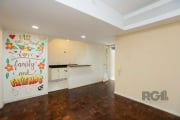 Excelente apartamento garden ótima localização do bairro Auxiliadora.&lt;BR&gt;Apartamento  2 dormitórios, living 2 ambientes, cozinha americana, área de serviço e área  externa, excelente posição sol