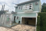 Vende-se casa desocupada, 3 dormitórios com suíte e sacada, 2 banheiros sociais, lavabo, gabinete, sala de estar íntima e 4 ambientes, cozinha americana ampla, pátio amplo com casa anexa nos fundos...