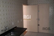 Apartamento de 106 m² privativos, com 3 dormitórios (1 suíte) e 1 vaga de garagem coberta, localizado no bairro Menino Deus.&lt;BR&gt;&lt;BR&gt;O imóvel oferece living em 'L' para estar e ja