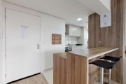 Apartamento de 62m² semi mobiliado, com 2 dormitórios sendo 1 suíte, banheiro social com ventilação natural, cozinha americana com churrasqueira, área de serviço integrada e 2 vagas de garagem coberta