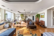 Apartamento semi mobiliado com 4 dormitórios e uma dependência. Um clássico da arquitetura com mais de 200m2,  3 banheiros sendo dois deles com banheira, janelas amplas proporcionando muito luz natura