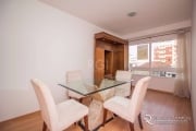 Vende-se apartamento diferenciado, 1 dormitório, living amplo em 2 ambientes, cozinha americana com churrasqueira, área de serviço independente e permanecem todos os móveis fixos.&lt;BR&gt;Condomínio 