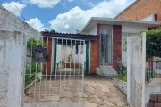 Casa de dois andares, localizada em uma rua sem saída.&lt;BR&gt;No 1° pavimento - Dois quartos, 2 banheiros, cozinha, sala, churrasqueira e área de serviço. Garagem com portão para 2 carros.&lt;BR&gt;