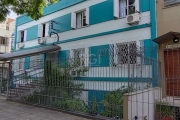 Excelente apartamento térreo elevado, 02 dormitórios no Bairro Menino Deus, composto de living 2 ambientes, ampla cozinha, área de serviço separada e banheiro social. Ensolarado, silencioso e arejado.