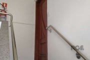 Lindo apartamento 1 dormitório, banheiro, sala ampla, ficam todos móveis e splits, cozinha, área de serviço. Perto da Av. Teresópolis, comércio, transporte, escolas e bancos.