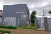 Ótima casa em condomínio, com 3 dormitórios, sendo um suíte, living 2 ambientes, cozinha americana, banheiro social e lavabo, área com churrasqueira.&lt;BR&gt;Imóvel novo com piso porcelanato, espera 