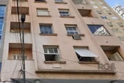 Com excelente localização esta apartamento possui 1 dormitório, living, cozinha e banheiro.&lt;BR&gt;&lt;BR&gt;Prédio enxuto.&lt;BR&gt;Baixo custo condominial.&lt;BR&gt;&lt;BR&gt;Conheça e surpreenda-