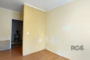 Apartamento térreo composto por 1 dormitório, sala de estar, banheiro,  cozinha e área com churrasqueira.&lt;BR&gt;Condomínio com ampla área verde, salão de festas, quadra de esportes, playground, zel