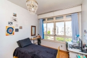 Apartamento à venda localizado na Rua Sarmento Leite, no Centro Histórico de Porto Alegre. Este imóvel conta com área construída de 86m², oferecendo 3 quartos, 2 banheiros e 1 vaga de garagem. Prédio 