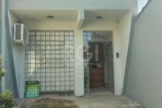 CASA COMERCIAL  E RESIDENCIAL - com dois pavimentos, 4 salas, ótima para consultório dentário  ou  escritório. Terraço com churrasqueira, ótima vista. Tem 1 vaga de garagem.&lt;BR&gt;Fica a  30 metros