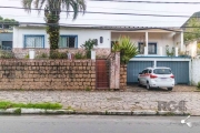 Casa com 03 dormitórios, sendo 01 suíte, living com 02 ambientes, sala de jantar, escritório cozinha ampla e área de serviço. A casa é totalmente térrea todos os cômodos em um só pavimento. Pátio com 