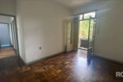 Ótimo apartamento com pintura nova, três dormitórios, piso parquet, sala com sacada, cozinha, área de serviço, dormitório auxiliar, banheiro auxiliar e possibilidade de vaga de garagem por R$ 300,00. 