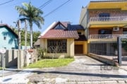 Excelente casa em condomínio com 190m2, com amplo living para 02 ambientes, lavabo, 03 dormitórios sendo uma suíte, banheiro social, amplo pátio com piscina, churrasqueira, 02 vagas de garagem.&lt;BR&