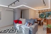 Ótimo apartamento de 76m² com 2 dormitórios sendo 1 suíte, banheiro social com ventilação natural, amplo living para dois ambientes com rebaixo em gesso e churrasqueira, cozinha com móveis planejados,