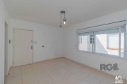 Apartamento de 3 dormitórios amplos,  living para 2 ambientes, sala de estar, banheiro social, cozinha bem espaçosa, banheiro serviço, terraço com tanque&lt;BR&gt;Prédio em ótima localização, próximo 