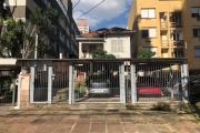 Vende-se terreno amplo, com 2 casa de madeira amplas, próprio com edificação de edifícios ou para comercio. Próximo de todos os recursos