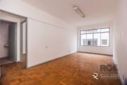 Apartamento de 1 dormitório, peças amplas, living, piso em parquet na área social, cozinha com balcão, banheiro com ventilação direta, área de serviço com tanque. Prédio com elevador, portaria 24h. Ag