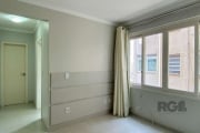 Apartamento semimobiliado de 30m², 1 dormitório, living, cozinha, área de serviço separada e 1 banheiro social. Móveis sob medida na cozinha e na separação do living com dormitório.&lt;BR&gt;&lt;BR&gt