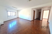 O APARTAMENTO&lt;BR&gt;&lt;BR&gt;De frente, amplo com 90 m² privativos, desocupado, com 2 dormitórios, hall de entrada, living para até 3 ambientes, cozinha com balcão e o tampo de pedra, área de serv