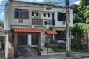 Apartamento no Bairro Teresópolis , com 01 dormitório, 01 lance de escada. Não possui garagem. O apto tem potencial, é grande, peças amplas, sacada, churrasqueira, sacadão nos fundos, bem ventilado, s