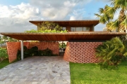 Esta espetacular casa à venda no Condomínio Cellebration, em Xangri-Lá, oferece uma experiência de vida luxuosa e confortável. Com cinco dormitórios, todos eles suítes, esta residência proporciona pri