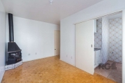 Apartamento de 1 dormitório reformado com piso parquet, dormitório com split, excelente localização, entrar e morar. Living com lareira e split, ótima posição solar, banheiro todo reformado, cozinha, 