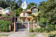 Linda casa na parte tranqüila da orla de Ipanema na Av. Guaíba. Com vista panorâmica definitiva para o por do sol em todos os cômodos (exceção para lavanderia e banheiros). Casa com 323m² em terreno d