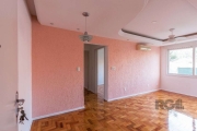 Ótimo apartamento 02 dormitórios, living dois ambientes, cozinha mobiliada, área de serviço com aquecedor, banheiro social com armário e box de vidro. Piso parquet em excelente estado de conservação. 