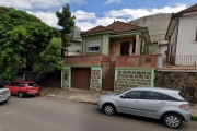 Casa à venda em Porto Alegre, no bairro Santana. Com 267,3m² de área privativa, 2 dormitórios, 3 banheiros, 2 vagas de garagem e edícula. &lt;BR&gt;Possui uma ótima infraestrutura com garagem coberta 