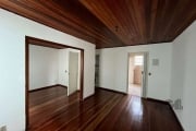 Apartamento bem preservado , com três dorm  sala de  estar , cozinha , area de  serviço , box fixo . Cond . com infra completa