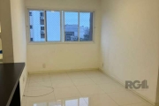 Apartamento semi mobiliado,2 dormitórios, banheiro social, living para 02 ambientes, cozinha americana  e 1 vaga de garagem.&lt;BR&gt;Andar alto com ótima ventilação,&lt;BR&gt;Condomínio com infraestr