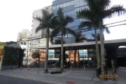 Sala comercial de frente, com 39,50 metros privativos, com banheiro social, totalmente envidraçada, com portaria 24 horas, 3 elevadores, e uma vaga de garagem Rotativa exclusiva para cada sala; edifíc