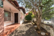 No bairro Medianeira, encontra-se uma excelente oportunidade para fins residenciais. Esta casa possui 4 dormitórios, um living com 2 ambientes, hall de entrada, um gabinete, cozinha, lavanderia e 2 ba