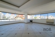 Com bela vista panorâmica, excelente cobertura, com 222m² privativos, originalmente 3 dormitórios, transformados em 2 dormitórios, sendo 1 suite master,  living doIs ambientes, lavabo, cozinha mobilia