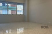 Vende jk reformado, banheiro, cozinha e piso novos. 38m² privativos, prédio com portaria.