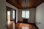 Apartamento de 68,97m² privativos com 3 dormitórios, banheiro, sala, cozinha e vaga de garagem. Apartamento conta com esquadrias em PVC e assoalho de madeira para maior aconchego. Condomínio possui ár