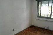 Vende-se apartamento de 01 dormitório, ensolarado em condomínio com elevador. &lt;BR&gt;Cozinha com armários  e área de serviço separada, 01 banheiro social, piso parquet e aberturas em madeira. Com p