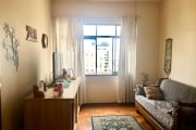 Ótimo apartamento no Centro, de frente, andar alto, ótima vista, com 53m² privativos, de 1 dormitório. Possui sala ampla para 2 ambientes, 1 dormitório, banheiro com ventilação natural, cozinha espaço