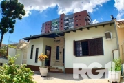 Venha residir nessa bela e ampla casa. No coração do bairro. São 425 m² privativos, no primeiro piso possui 3 quartos, sendo 1 suíte, banheiro auxiliar, hall, cozinha com sala de jantar, lavanderia, q