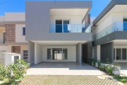 Casa em condomínio no bairro Ipanema com 3 suítes, sendo uma suite master com hidromassagem e closet, garagem coberta para 2 carros, amplo living com lareira, cozinha com ilha gourmet, área de serviço