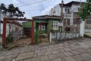 TERRENO PLANO - OTIMA LOCALIZAÇÃO, CERCADO E MURADO - MEDINDO 8.25M  POR 33.00M DA FRENTE AO FUNDO - TOTALIZANDO ÁREA TOTAL DE 272.25m2 - A APROXIMADAMENTE 150M DA AV. BENTO GONÇALVES