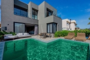 Casa com 4 suítes e 2 vagas, possui 313m² e oferece um luxuoso living para 3 ambientes com lareira, ideal para receber amigos e familiares com conforto e elegância. &lt;BR&gt;&lt;BR&gt;O espaço gourme