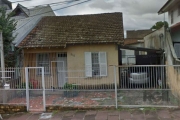 Excelente terreno com casa de 67m²,com 3 dormitorios e edícula de 2 dormitorios ,sala, cozinha e banheiro ao fundo ,as duas edificações necessitando reforma,em localização privilegiada, podendo ser us