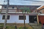 Casa com 2 pavimentos, sendo 2 casas independentes, sendo a parte superior com 2 dormitórios, banheiro social, sala de estar e jantar com lareira, integradas a cozinha, área externa com churrasqueira 